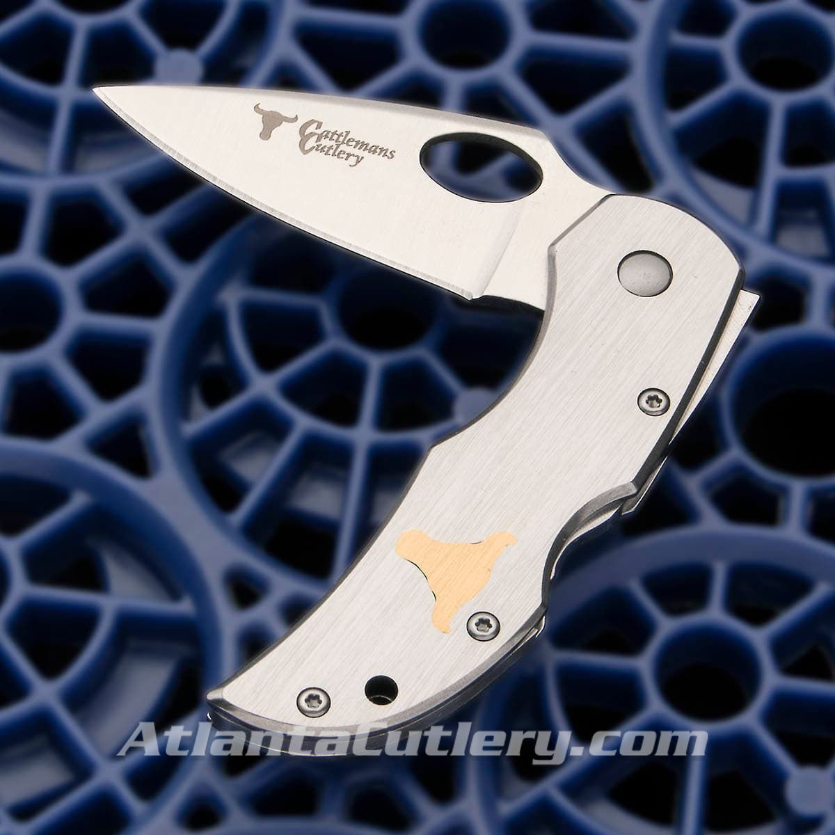 Stainless steel pocket knife is designed to prevent rust, has inlaid solid brass steer head, large thumb-hole and thumb-rest
